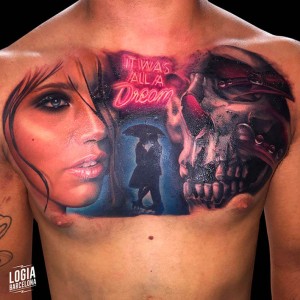 Tatuaje pecho pelicula neon calavera mujer Lady Gaga - Logia Barcelona Pia Vegas 